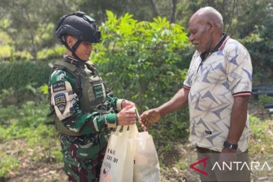 Satgas Yonif 511/DY bagikan pakaian layak pakai bagi masyarakat Pirime