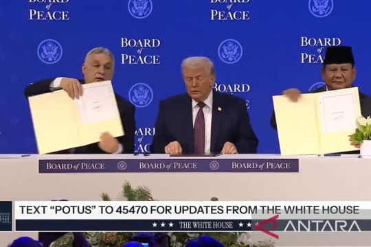 Di samping Trump, Prabowo teken piagam Dewan Perdamaian