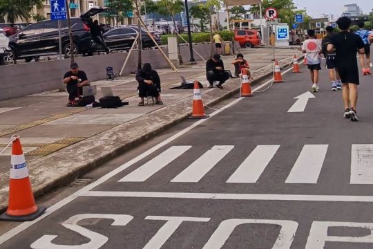 Fotografer orang lari di CPI Makassar, penghasilan tergantung cuaca