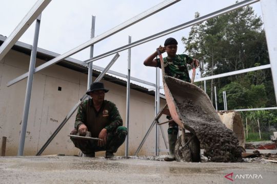 TNI-BNPB kebut pengerjaan huntara bagi warga terdampak tanah bergerak Sumbar