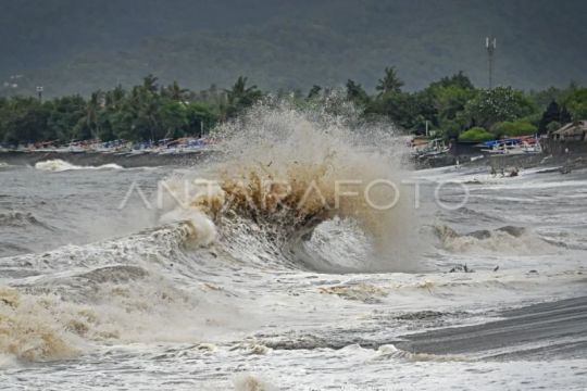 Peringatan zona merah gelombang tinggi di perairan NTB
