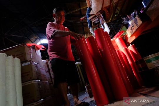 Melihat produksi lilin kelenteng dari Kubu Raya