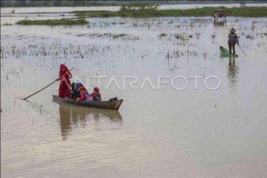 FOTO - Siswa di Makassar gunakan sampan ke sekolah akibat banjir