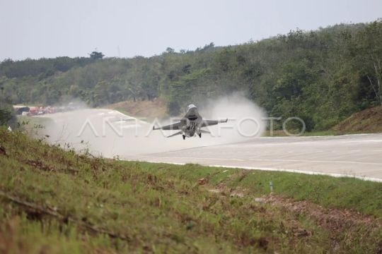 Foto: Uji coba pendaratan pesawat tempur di jalan tol