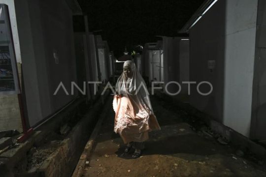 Shalat Tarawih perdana di mushala huntara Palembayan