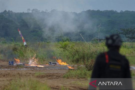 Gegana Polda Jateng susnahkan bahan peledak petasan di Batang