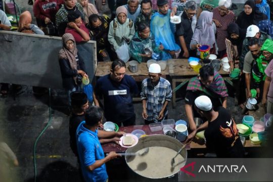 Warga antre takjil bubur samin Banjar di Solo