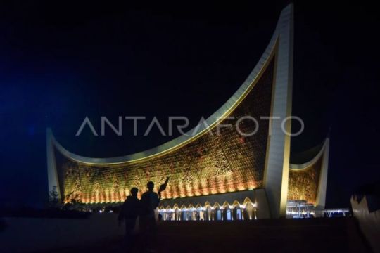 Shalat Tarawih perdana di Padang