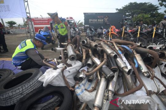 Polres Klaten musnahkan 2.775 botol miras dan ratusan knalpot brong