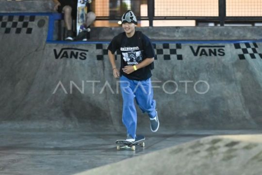 Basral Graito berlatih saat mengikuti pemusatan latihan Timnas Skateboard Indonesia