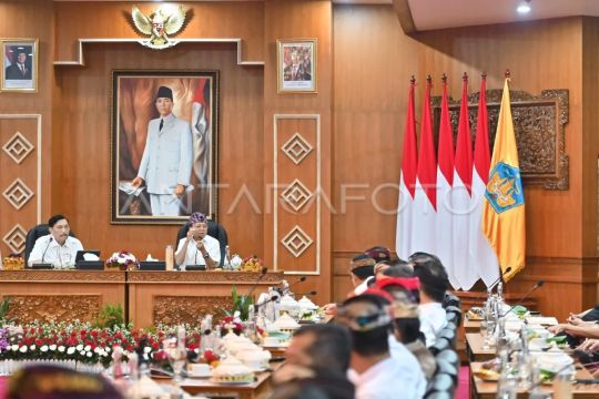 Luhut dan Gubernur Koster Rakor Ploting Digitalisasi Bansos berbasis DPI