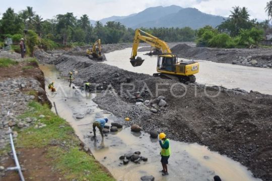 Pemasangan batu bronjong sungai Batang Air Dingin pascabencana