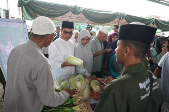 Pemkab Bandung menyediakan 2.500 paket pangan murah di Tegalluar
