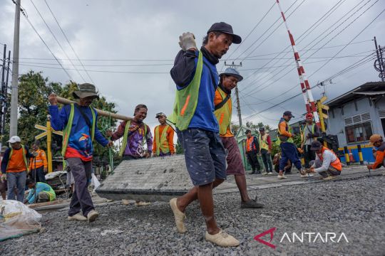 KAI Daop Semarang perbaiki bantalan rel di perlintasan kereta api