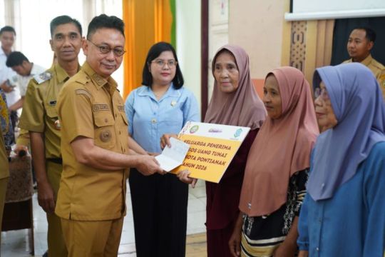 Wali Kota Pontianak serahkan bansos uang tunai APBD Pontianak tahap 1 tahun 2026