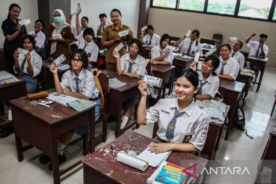 Penyaluran pil tambah darah untuk pelajar putri di Palangka Raya