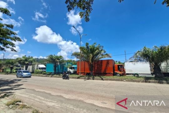 Tunggu masuk Pelabuhan Ciwandan, antrean truk tujuan Sumatera mengular