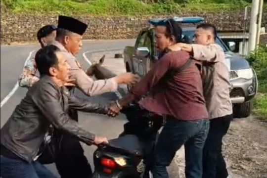 Duel Sengit Kapolsek di Garut Lumpuhkan Preman 'Tio Kobra' yang Sok Jagoan!