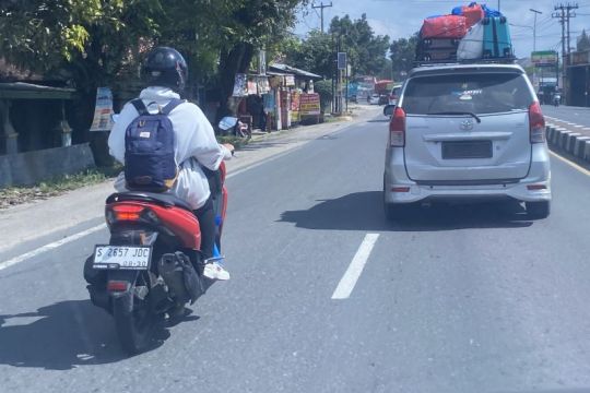 Pemudik melintas di Jalan Lintas Sumatera