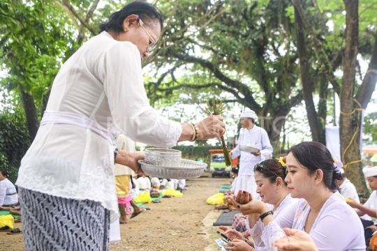Umat Hindu Samarinda lakukan Upacara Melasti di Tepian Sungai Mahakam