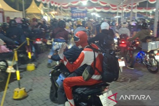 Pemudik berkostum Power Ranger curi perhatian di Pelabuhan Ciwandan