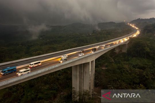 Polisi siapkan rekayasa lalu lintas satu arah di Tol Trans Jawa
