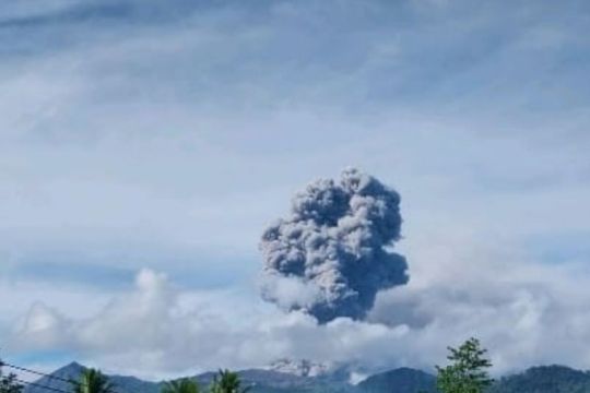 Gunung Dukono erupsi, lontarkan abu vulkanik setinggi 1.600 meter