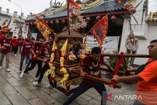 Kirab budaya peringatan HUT Ke-160 Kelenteng Ling Hok Bio