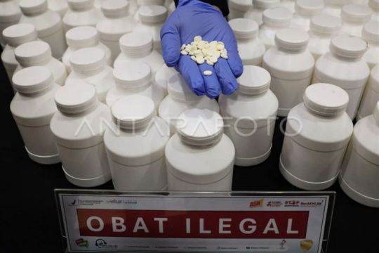 FOTO - Pengungkapan kasus peredaran obat ilegal di Makassar