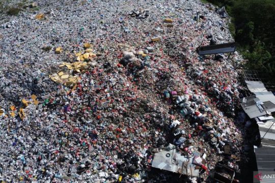 18 truk dikerahkan angkut 20.000 ton sampah TPS ilegal di Kabupaten Bekasi