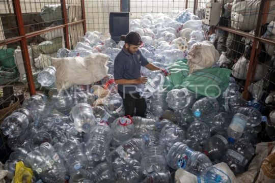 FOTO - Penurunan setoran sampah plastik di bank sampah