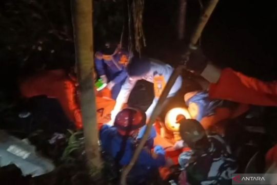 Delapan penumpang heli jatuh di Kalbar meninggal