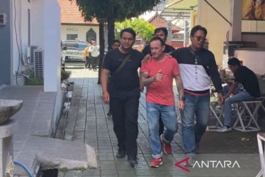 Immigration arrests British national for allegedly intimidating residents
