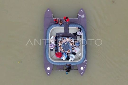 Kafe terapung di Sungai Batang Arau Padang
