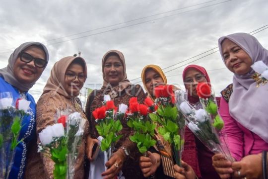 Srikandi relawan bencana berbagi bunga untuk perempuan