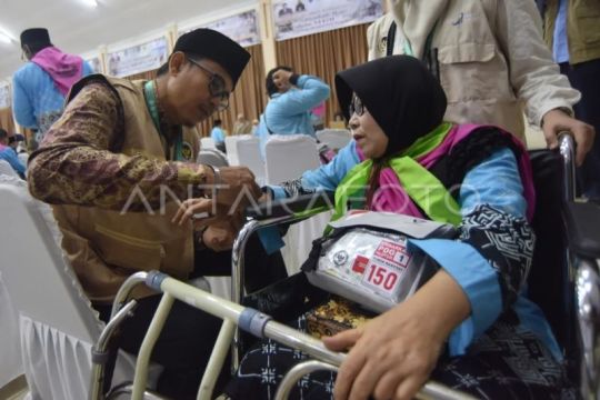 Jamaah calon haji masuk asrama di Padang