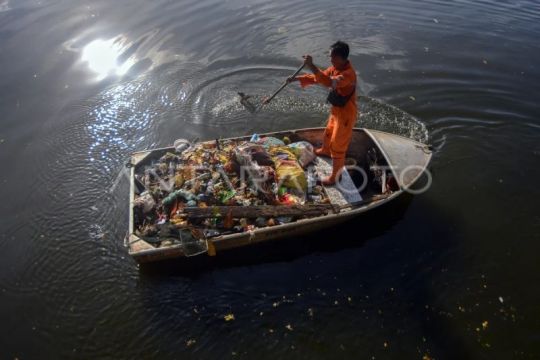 Pengumpulan sampah danau wisata di Padang