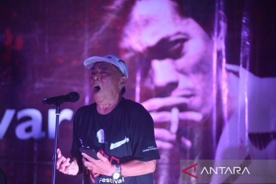 Seniman bacakan puisi Chairil Anwar di Padang