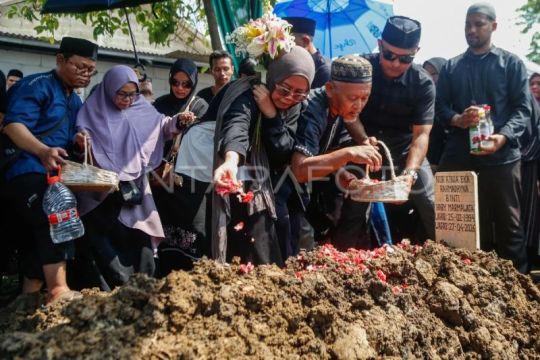 Pemakaman korban kecelakaan KA
