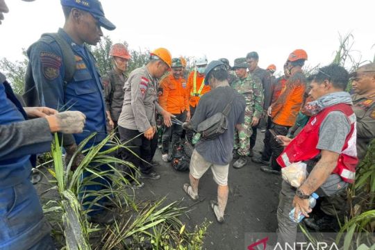 Dua WNA pendaki Gunung Dukono ditemukan meninggal tertimpa batu erupsi