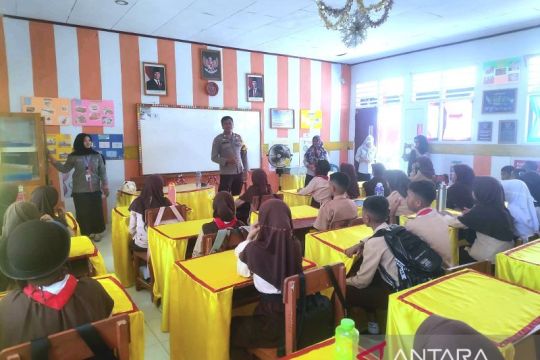 Polisi di Gorontalo edukasi siswa bahaya narkoba dan perundungan