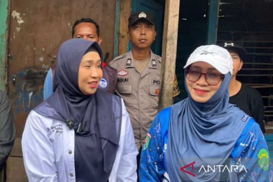 Istri Wagub Kaltim evakuasi warga sakit berat dengan tiga anak