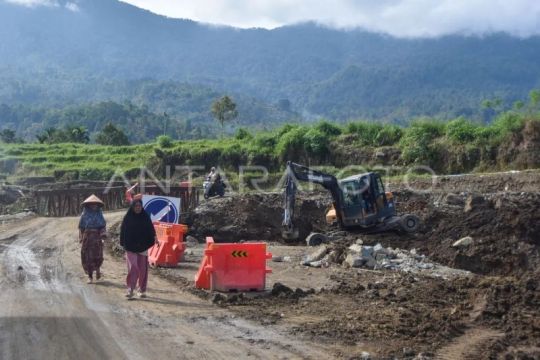 Penanganan jalan pascabencana di Malalak Agam