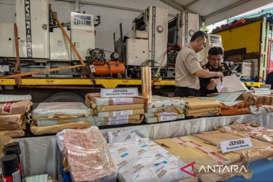 Satgas Bea Cukai sita 74 koli pita cukai ilegal di Semarang dan Jepara