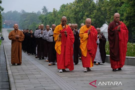 Umat Buddha laksanakan tiga langkah Namaskara untuk sambut Waisak