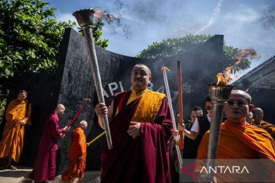 Puluhan biksu ikuti prosesi pengambilan Api Dharma jelang Waisak