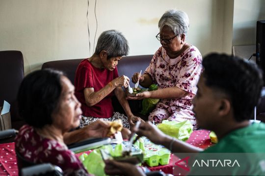 Lansia berbelanja mandiri dalam peringatan Hari Lanjut Usia Nasional