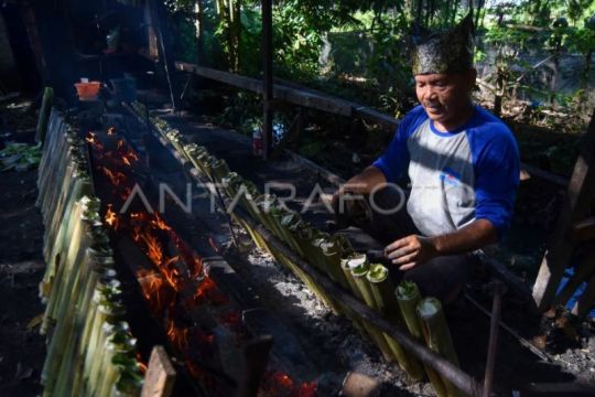 Penjualan lamang bambu meningkat di Padang