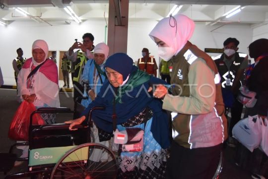 Kedatangan jamaah haji kloter pertama di Padang