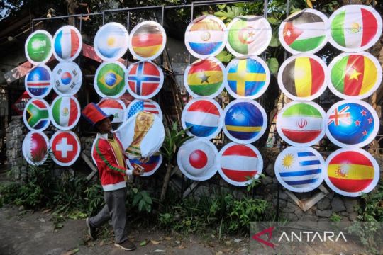 Warga pasang dekorasi bendera negara peserta Piala Dunia 2026 di Solo